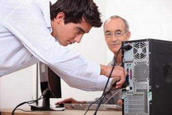 Technicien Travaillanr sur un ordinateur